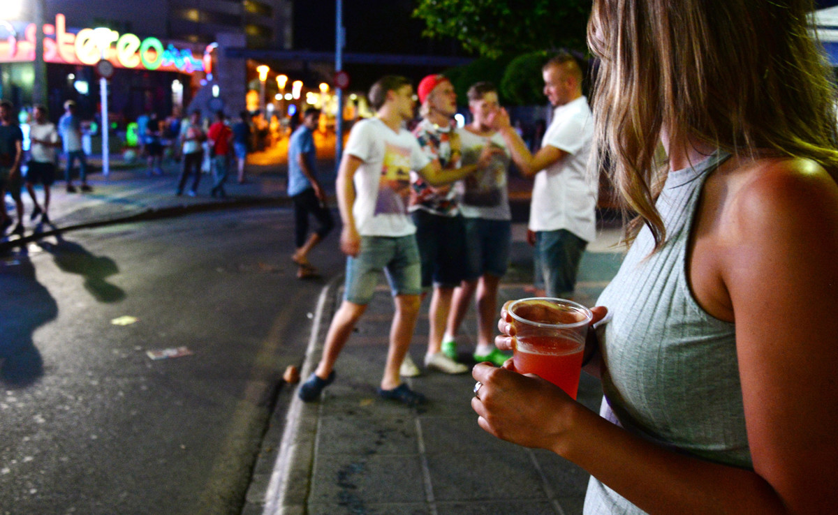 Los jóvenes españoles beben menos, pero no son todas buenas noticias
